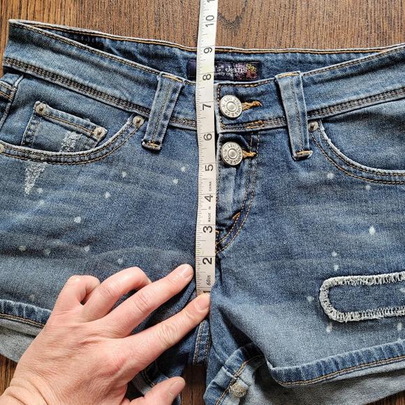 Levi's Distressed Medium Wash Double Button Jean Denim Shorts Size Junior's 5 - Picture 6 of 9
